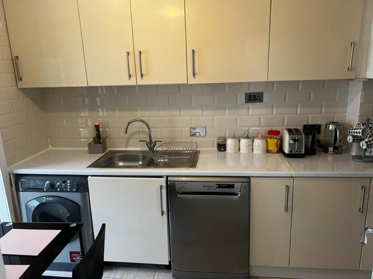 Cosy 2-Bedroom Flat In Finsbury Park, Modern, Convenient & Close To Central London! Bagian luar foto